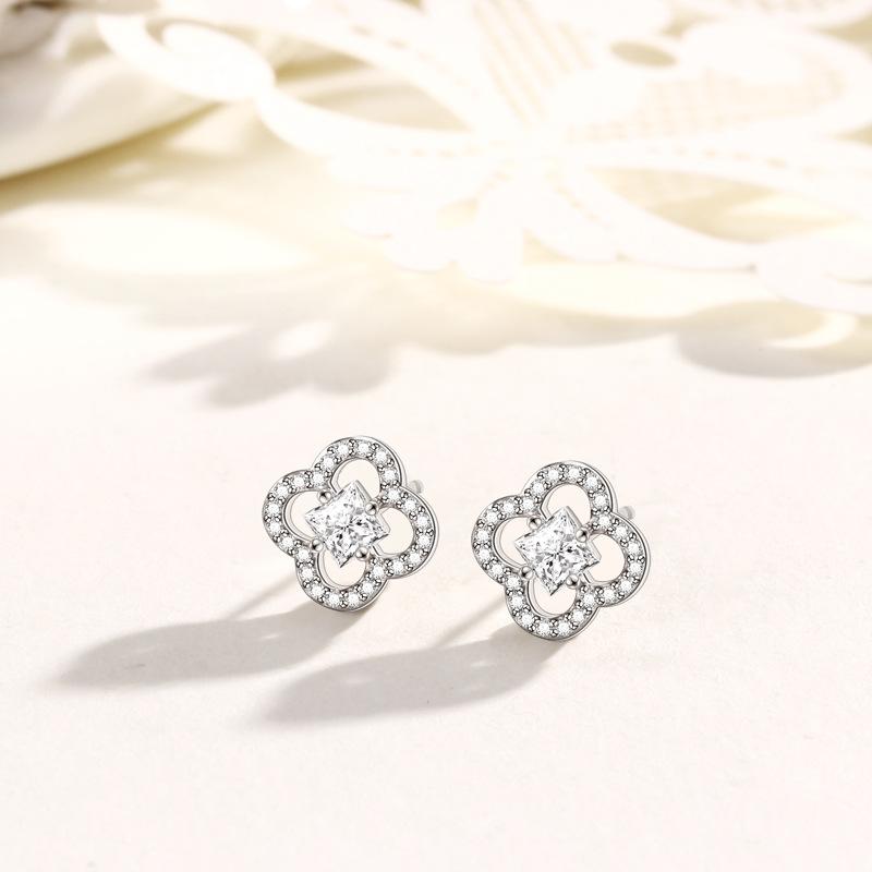 Four-leaf Clover Earrings Female Korean Version Temperament Simple Stud Earrings Cold Wind Female Personality Versatile Ear Jewelry