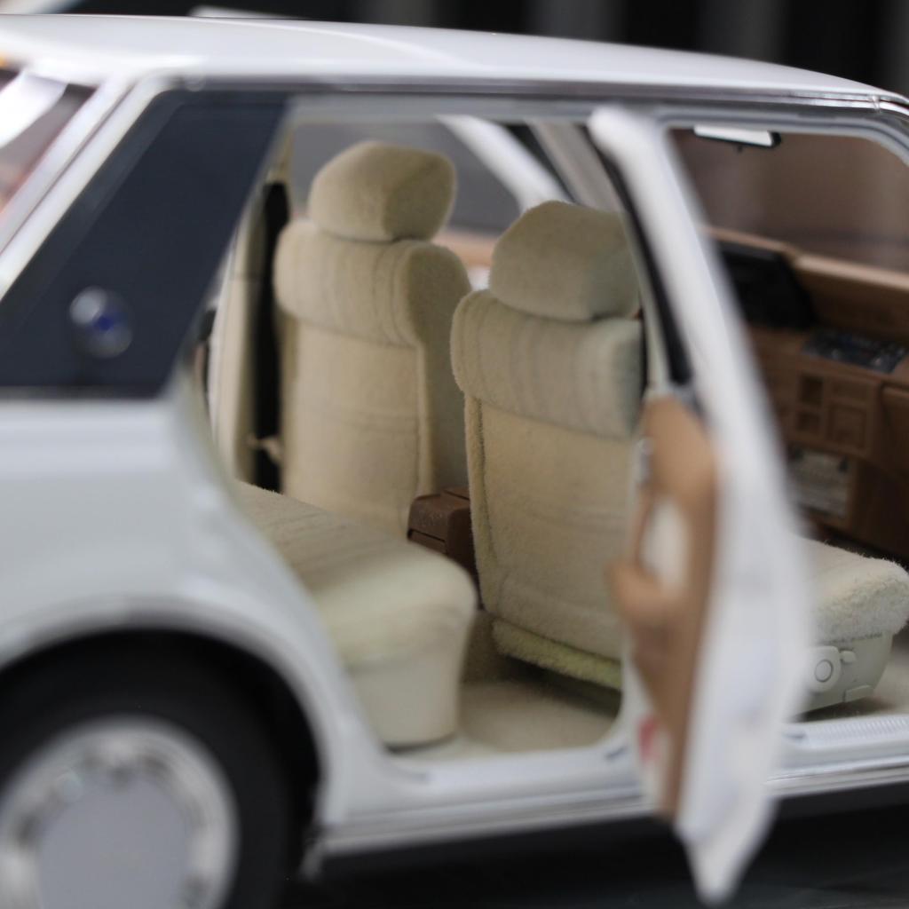 Freestyle XiaoGuang Modellmaßstab Toyota Crown MS122 Weiß Fertigprodukt 1/18 (Beige Innenausstattung) 8250611W-2