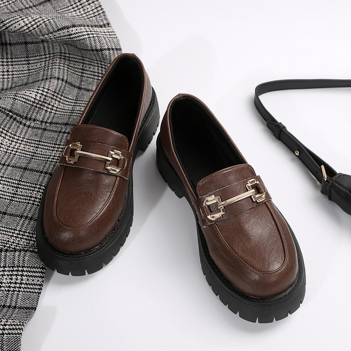 

Большие мокасины с одной педалью и металлической пряжкой, весна-осень 2025, низкие туфли на толстой подошве, женские кожаные туфли в британском стиле 43 коричневый