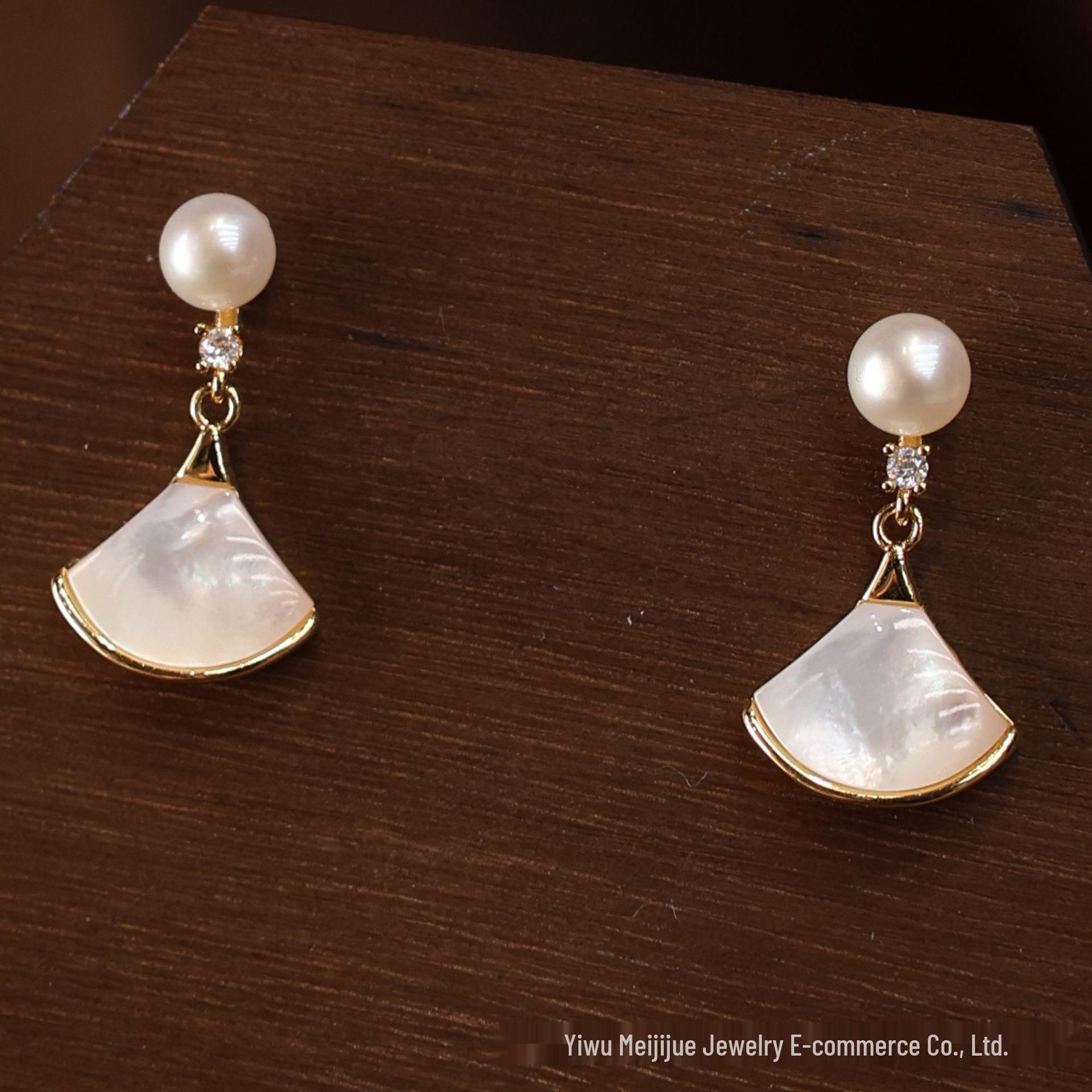 Роскошные серьги-гвоздики в корейском стиле с цирконами и жемчугом в форме бабочки