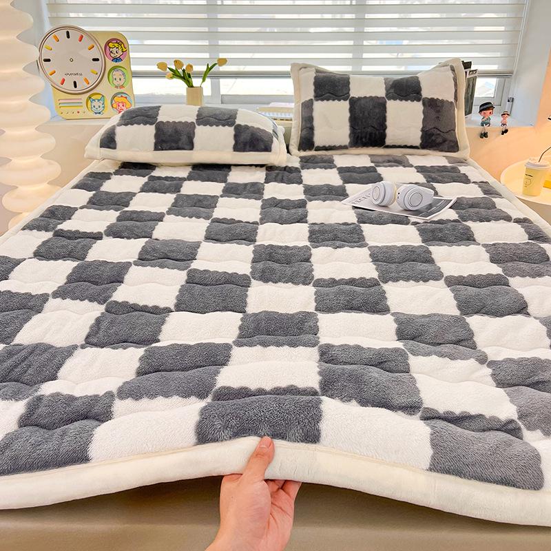 Thickened Coral Fleece Winter Mattress Pad for Dorms and Rentals