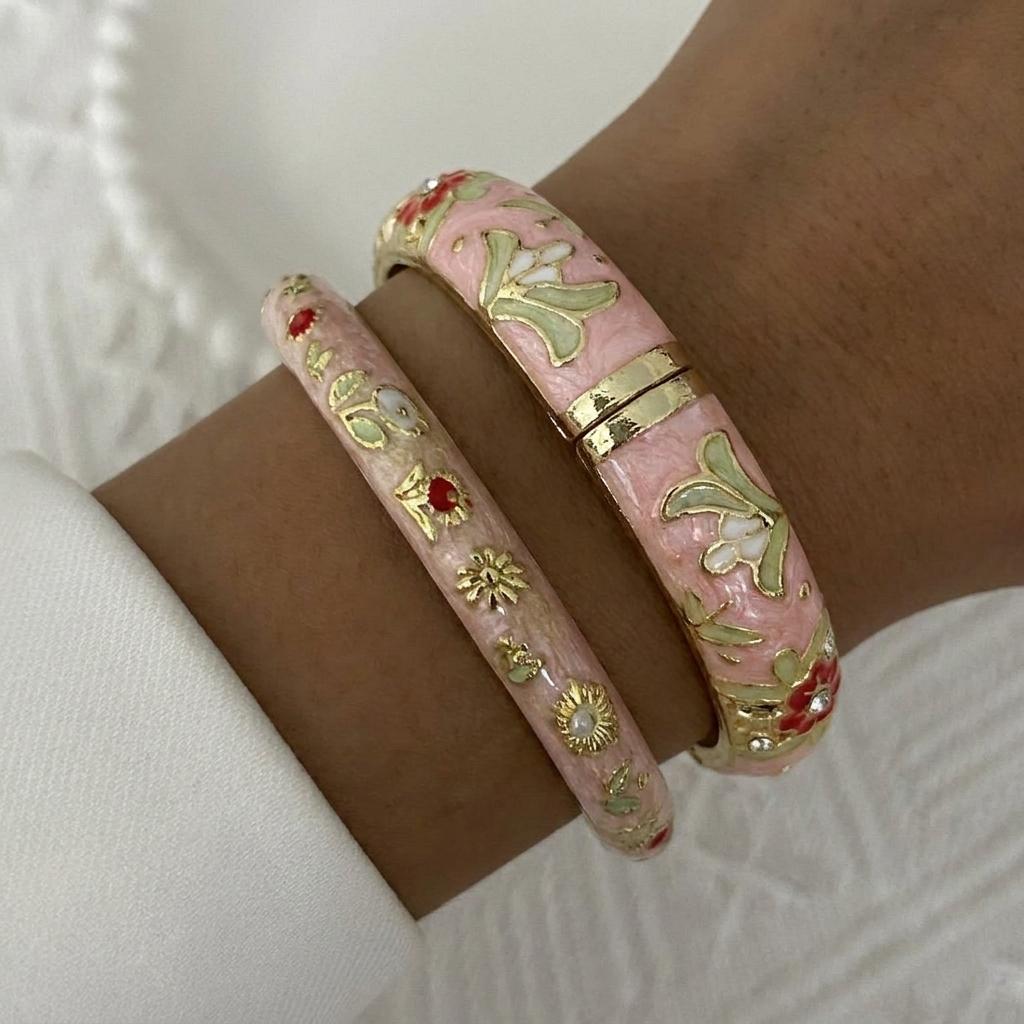 2ks Hrubé smaltované květinové náramky Sada pro ženy Etnický styl Duté květinové cloisonné náramky Vintage přívěsky Šperky Dárky
