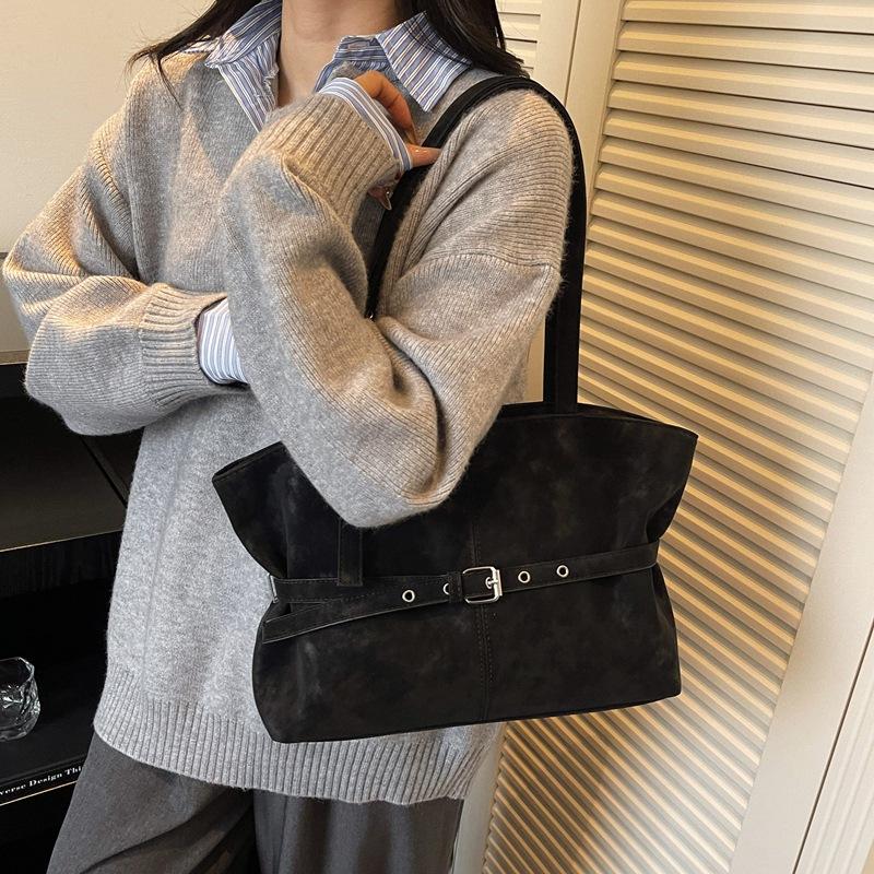 Foreign style large capacity fashion commuting exquisite shoulder armpit bag portable simple and versatile 2025 autumn and winter tote bag
