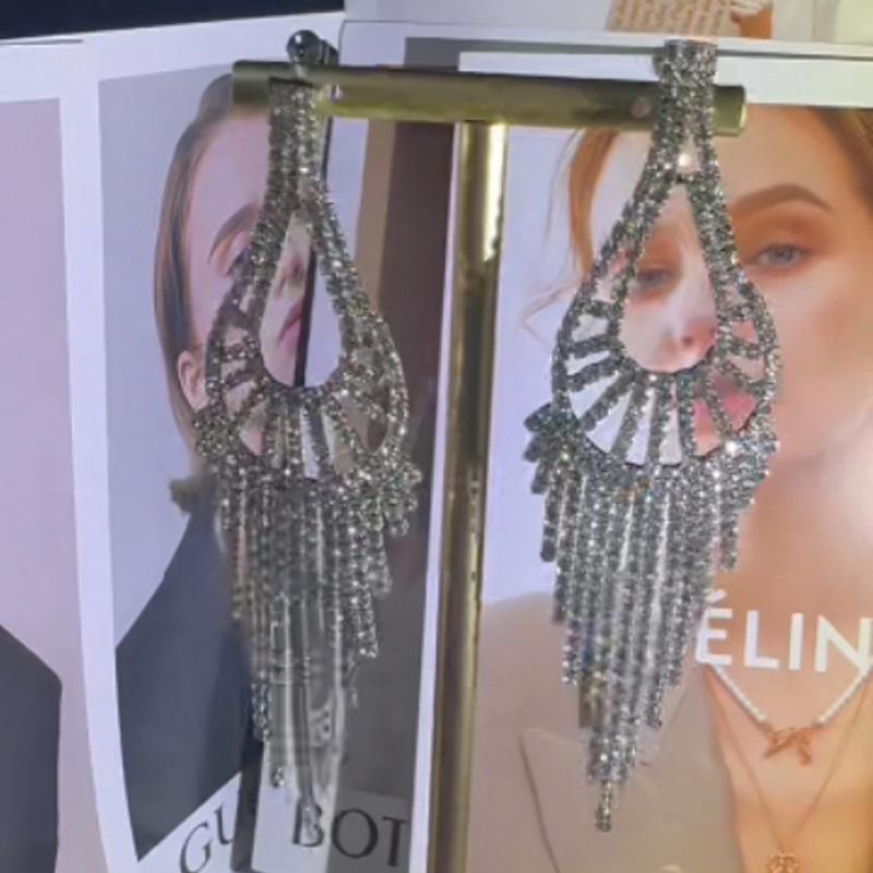

Популярные, модные, темпераментные, длинные серьги с бахромой и стразами для женщин, блестящие и изысканные свадебные клипсы для ушей и ювелирные украшения для ушей.