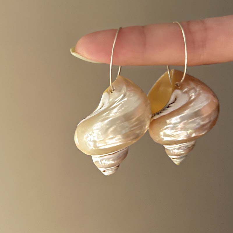 

Exaggerated White Shell Conch Pendant Earrings for Women Vintage Copper Color Spiral Personality Earrings Zircon Accessories белый