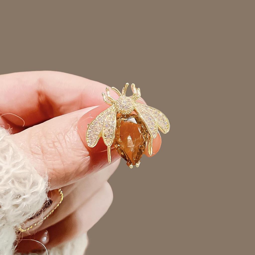 2024 Women's High-Grade Anti-Exposure Brooch: Stylish, Niche Design Clothes Pin.