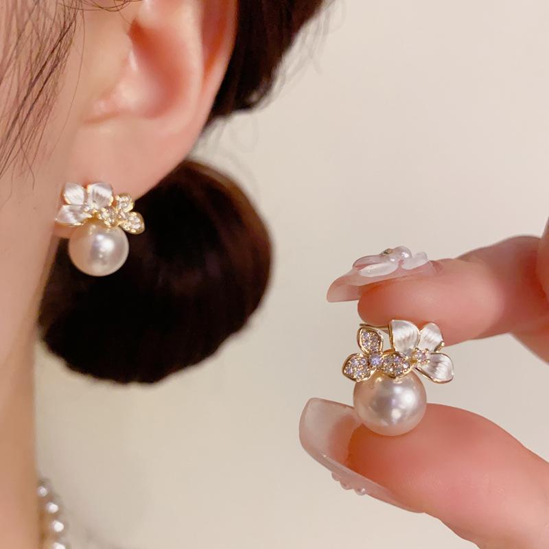 Female Niche Fashion Versatile Light Luxury Flower Earrings 1 pair