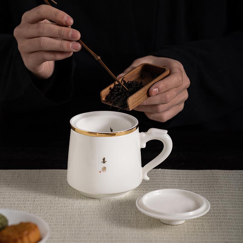 Chinese Suede Jade White Porcelain Tea Cup Mug with Lid and Strainer Ceramic Teacup Tea Water Separation Cup Travel Teaware