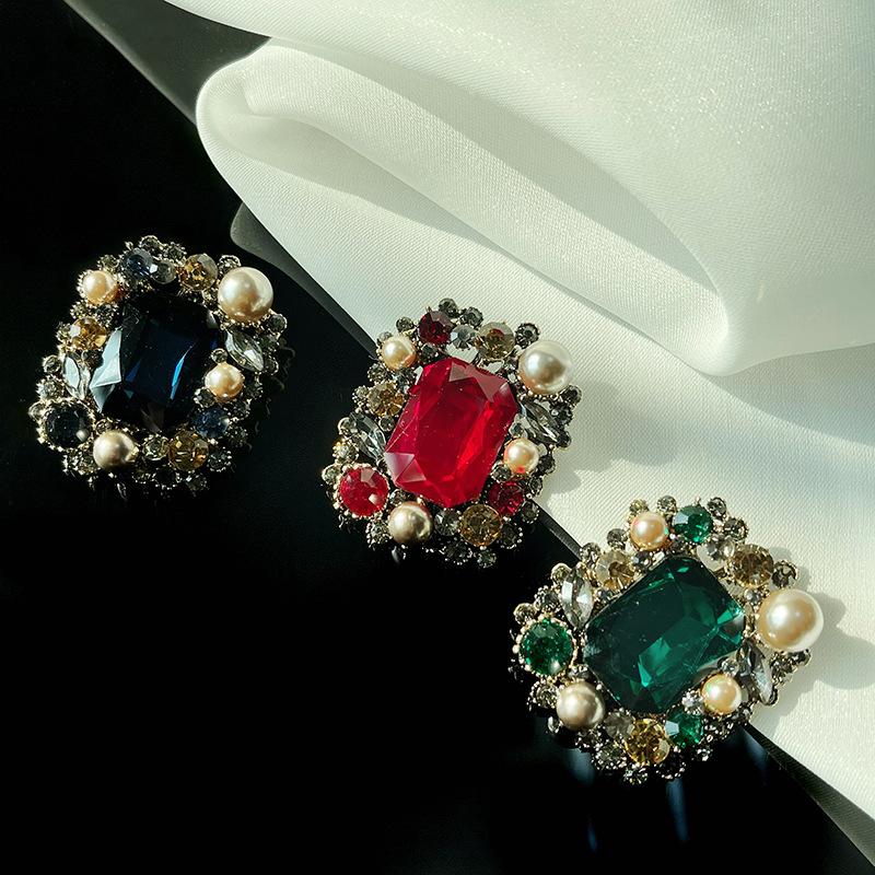 Damska Modna Klasyczna Broszka Kwadratowa z Perłami i Kryształami Luksusowa Vintage Odznaki z Dżetami Damskie Retro Szpilki do Płaszcza Biżuteria Prezent