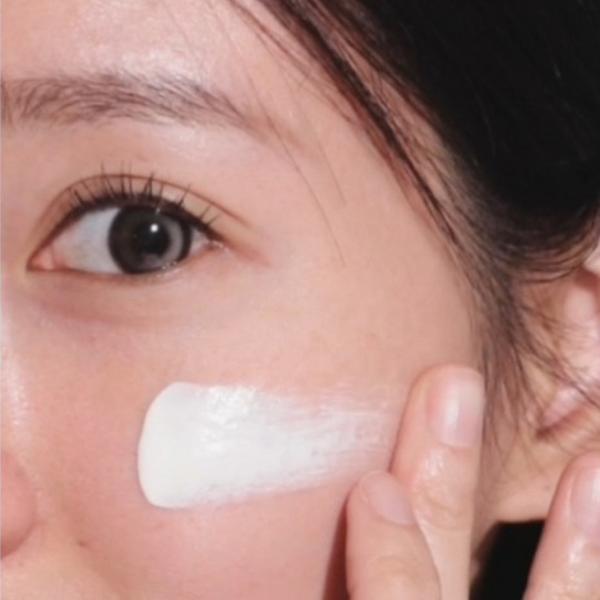 Innisfree Cremă de protecție solară cu efect de iluminare și hidratare SPF50+ PA++++ 60ml (3 Opțiuni)