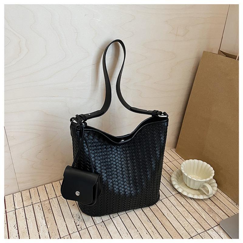 Large-capacity Woven Bag Women's Summer New Versatile Single Shoulder Crossbody Mother and Child Bag Commuter Bucket Bag