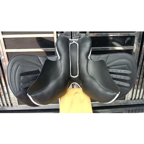 Leather Jumping Double Flap Saddle with Changeable Gullets – Elegant Cantle Design