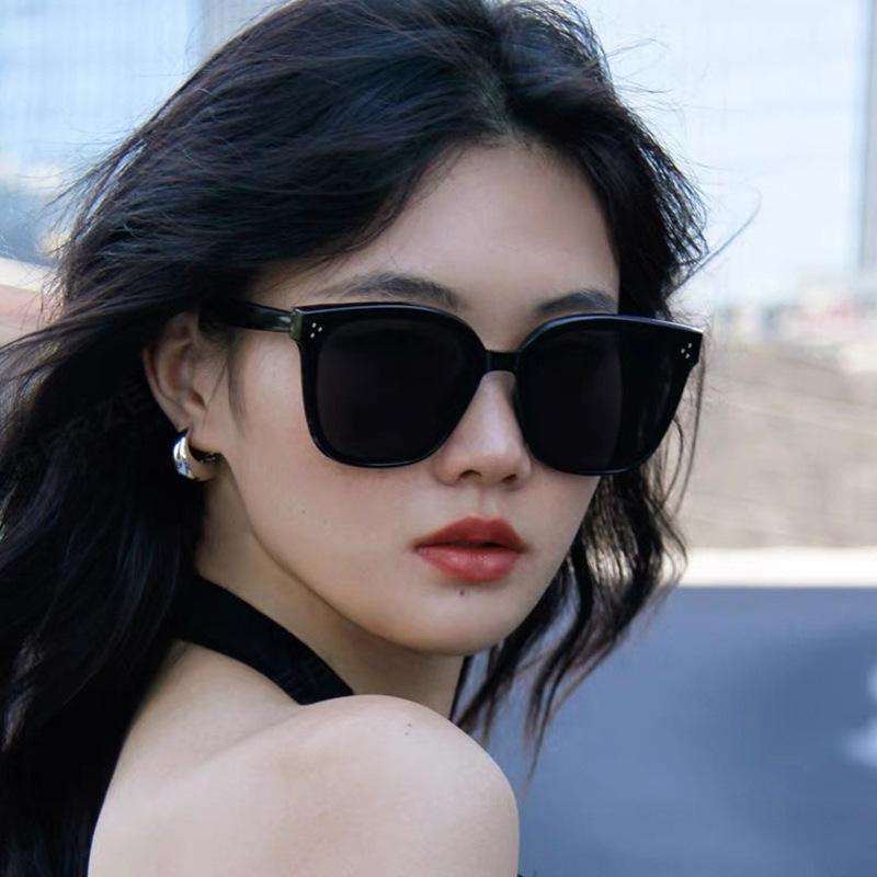 Square Sunglasses Women UV400 Protection High Quality Rivets Decoration Outdoor Sun Glasses for Men and Women