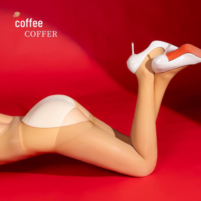 Mono elegante y tentador con medias brillantes sin espalda y entrepierna abierta