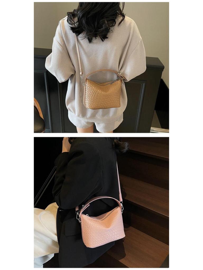 2025 Trendy Women's Woven Handbag: Summer Fashion Pillow Crossbody for Simple Commutes