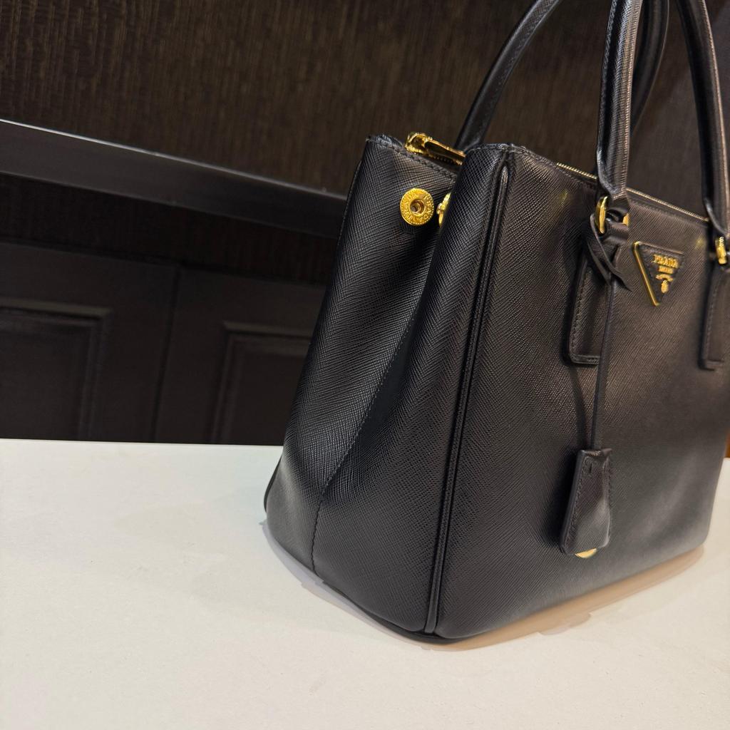 [Pre-Owned] Galleria Tote Bag With Triangle Metal Logo Hardware In Black - Excellent #SRKXMM