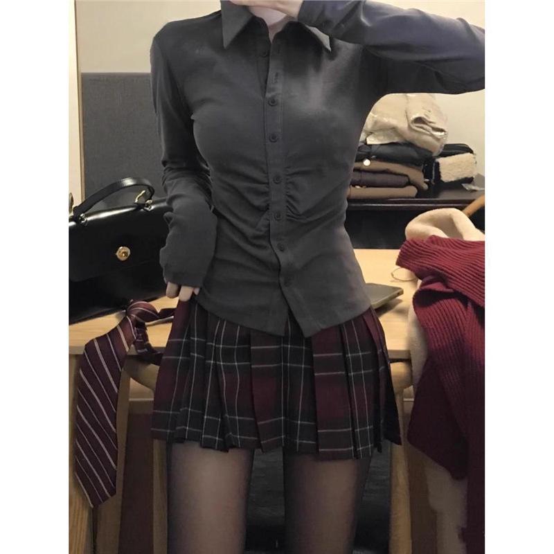 

Женский серый эластичный плиссированный комплект из рубашки с длинным рукавом и юбки, стройнящий талию L