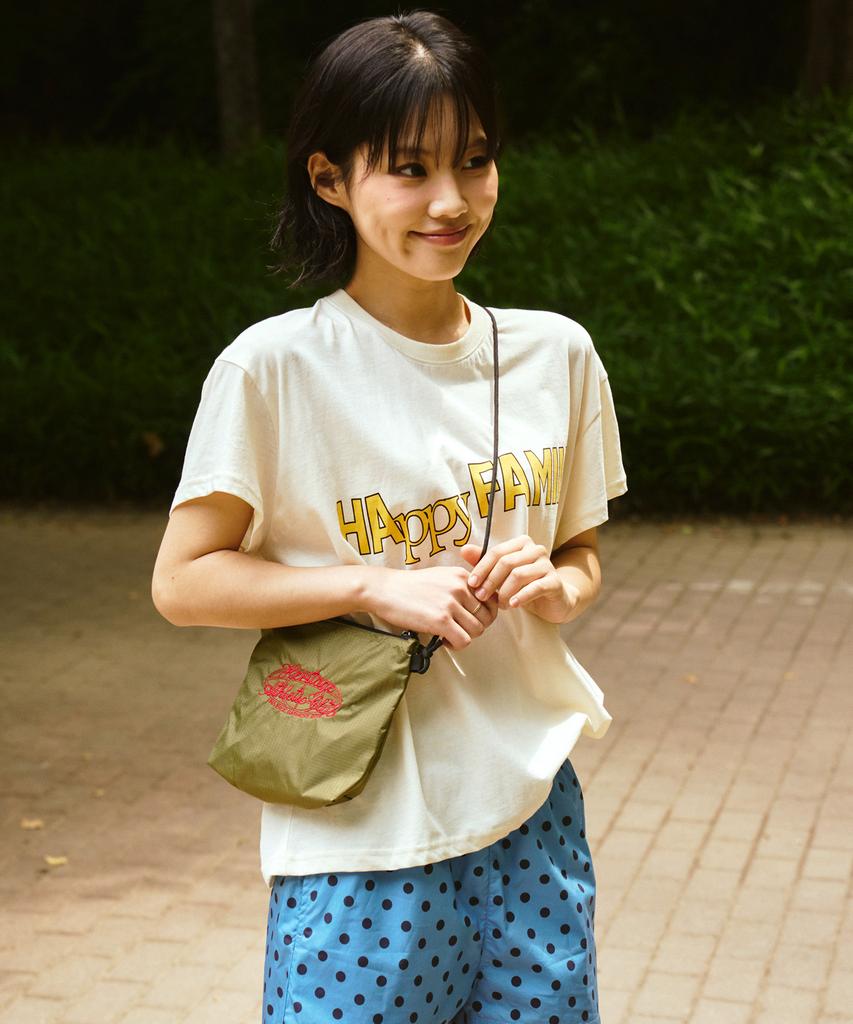 Yunibeoseugameonteu Happy Family Crop T-Shirt_Ivory