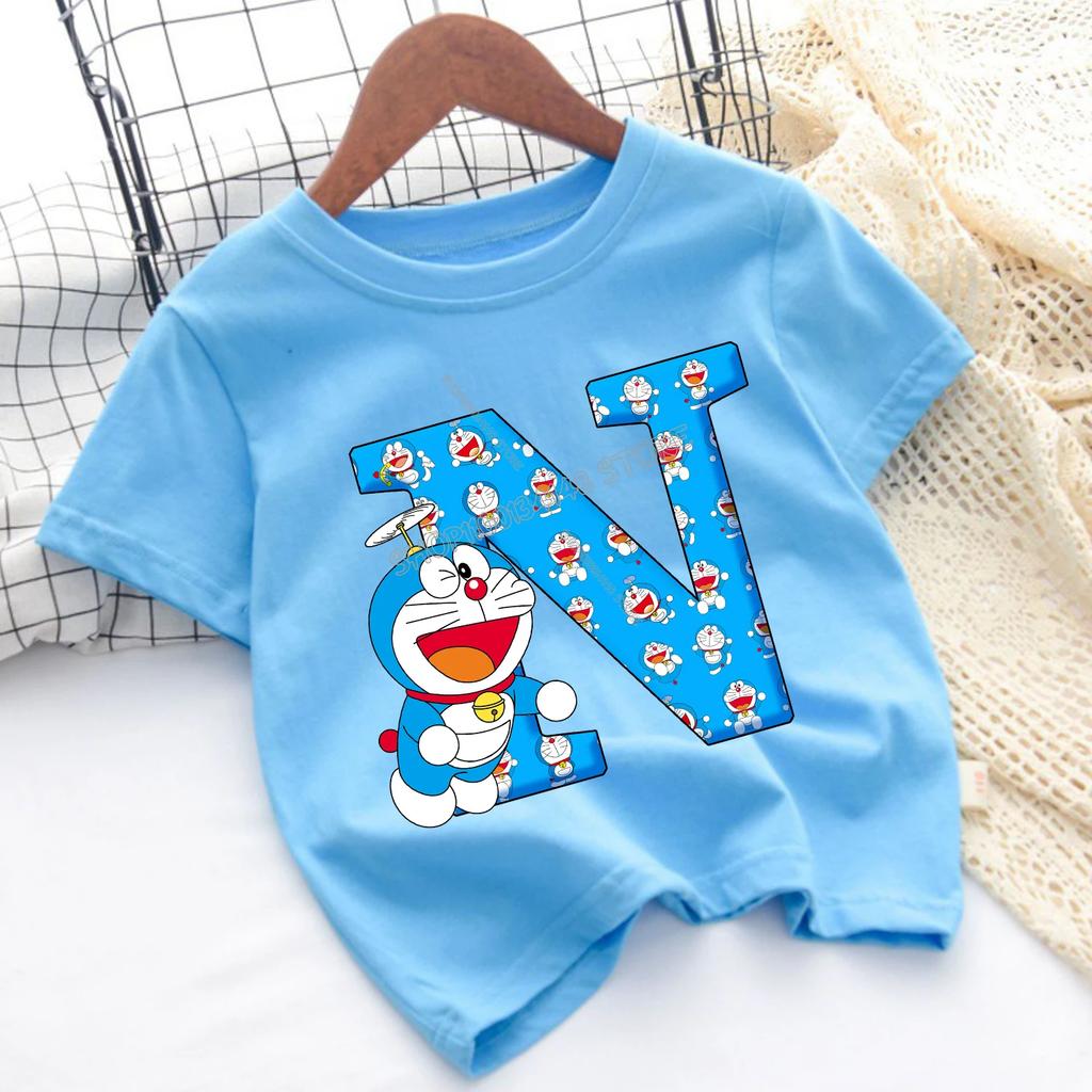 Doraemon Neues T-Shirt für Kinder Blau Buchstabe A-Z Tee Top Kawaii Cartoon Rundhals Kleidung Mode Kinder Anime Kleidung Geschenk