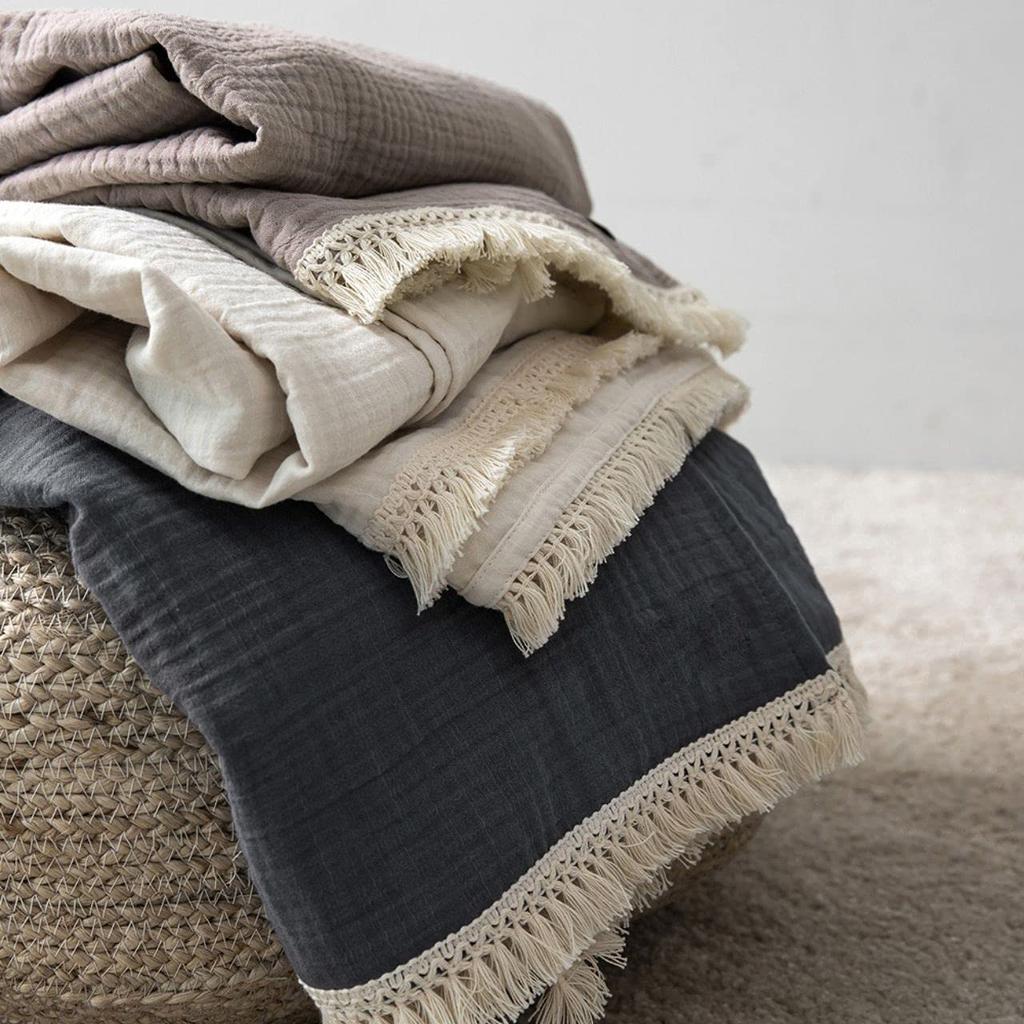 Stylish gauze blanket in muted colors with cute Perfect for children and [Blanket/Throw] fringe. babies. 100% cotton, 4-ply gauze, 100x130cm, white.