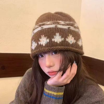 Retro Fair Isle Wollmütze gestrickt für Damen im Herbst und Winter Neue vielseitige Gesichts betonende kleine warme und kältebeständige Gehörschutzmütze