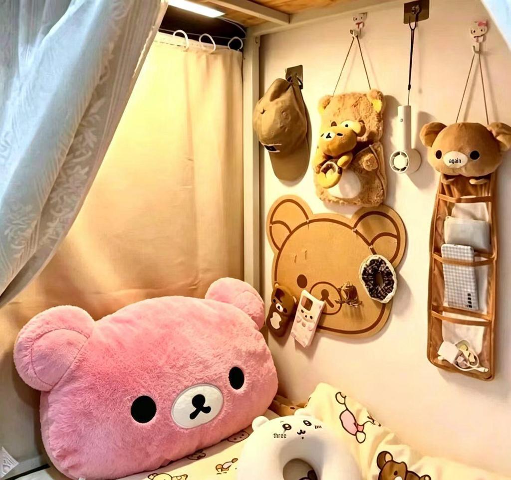 Cuscino Schienale Orso Rilakkuma con Bambola - Perfetto per Camere Universitarie, Compleanni e Decorazione della Camera da Letto.