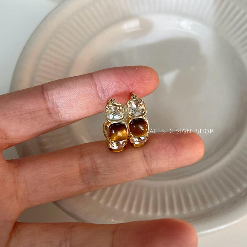 French Retro Tiger's Eye Crystal Round Earrings: Autumn/Winter Gold-Plated Copper Hoops for Women