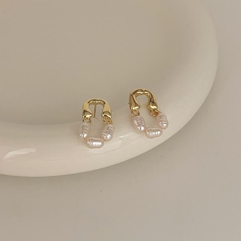 

2023 Stylish Freshwater Pearl Earrings: High-End Studs for a Sophisticated Socialite Look