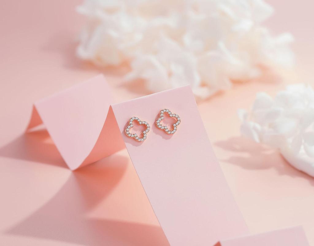 S925 Silber Exquisite Glücksklee Ohrringe: Hochwertiger koreanischer Stil, luxuriöses, diamantbesetztes vierblättriges Kleeblatt-Design.