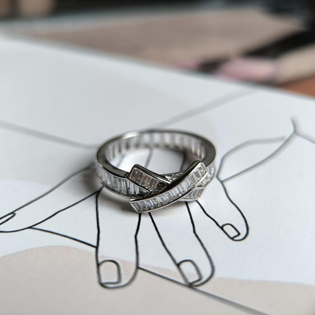 Inel argintiu cu fianite, greutatea produsului 3,09 gr (2184232)