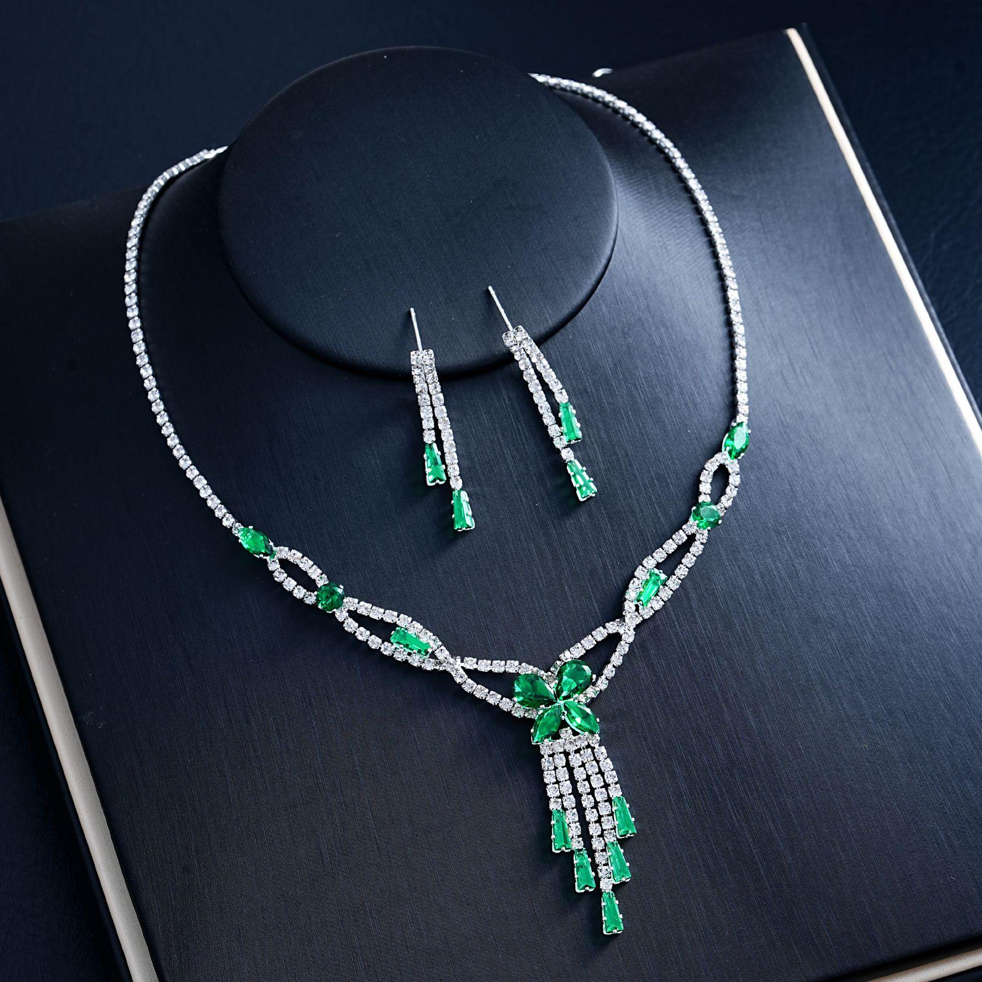 

European American Bridal Rhinestone Jewelry Set: Three-Piece Necklace, Earrings, and Claw Chain for Banquets зелений