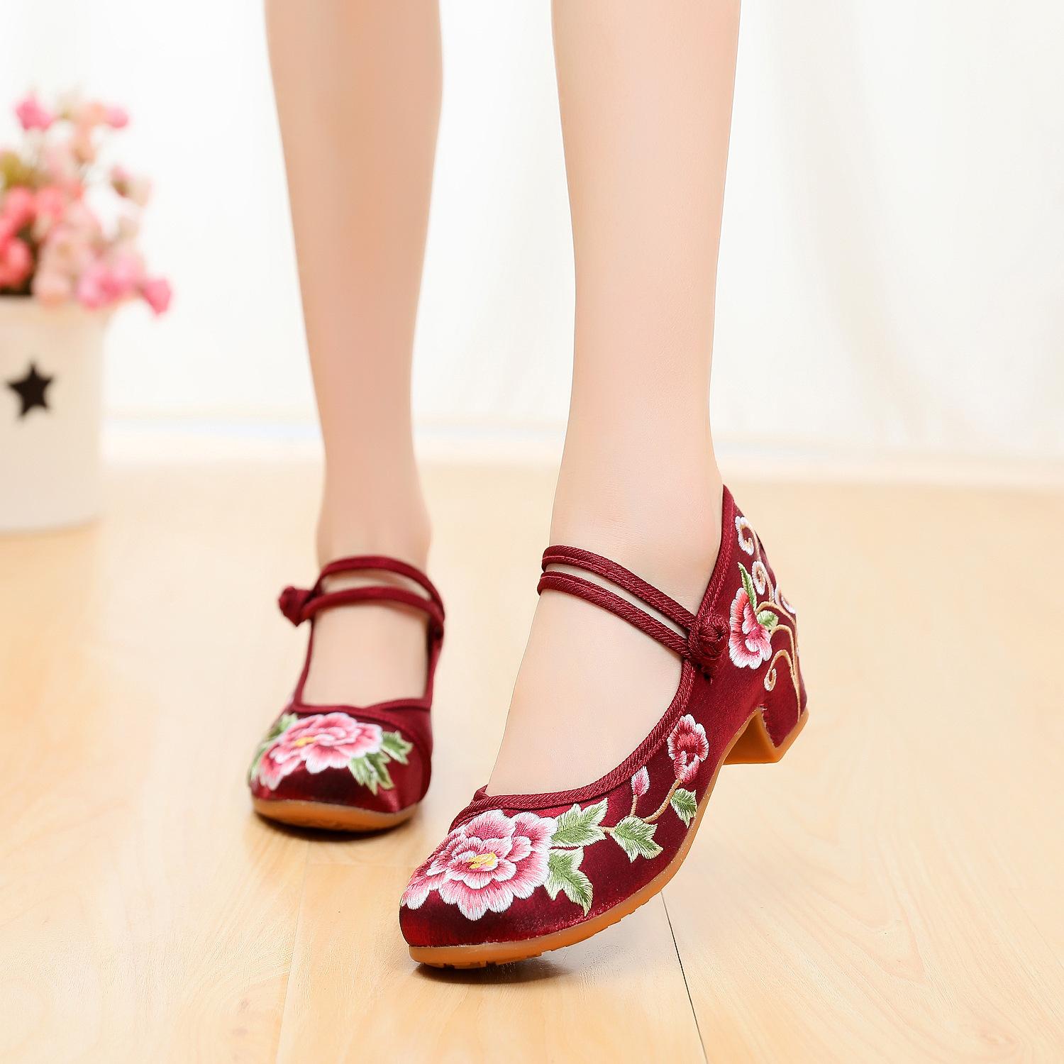 

[Pleasure] Old Beijing embroidered shoes ethnic style women s shoes slope heel dance women s shoes retro shoes high heels bridal shoes 41 бордовий