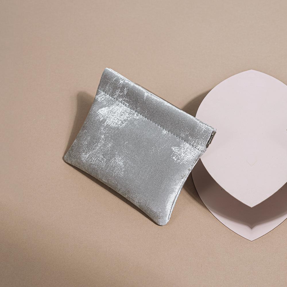 Ny kinesisk förvaringsväska, nationell stil satin kohud splitter myntväska, nya high-end läppstift hörlurar, äkta läder kortväska.