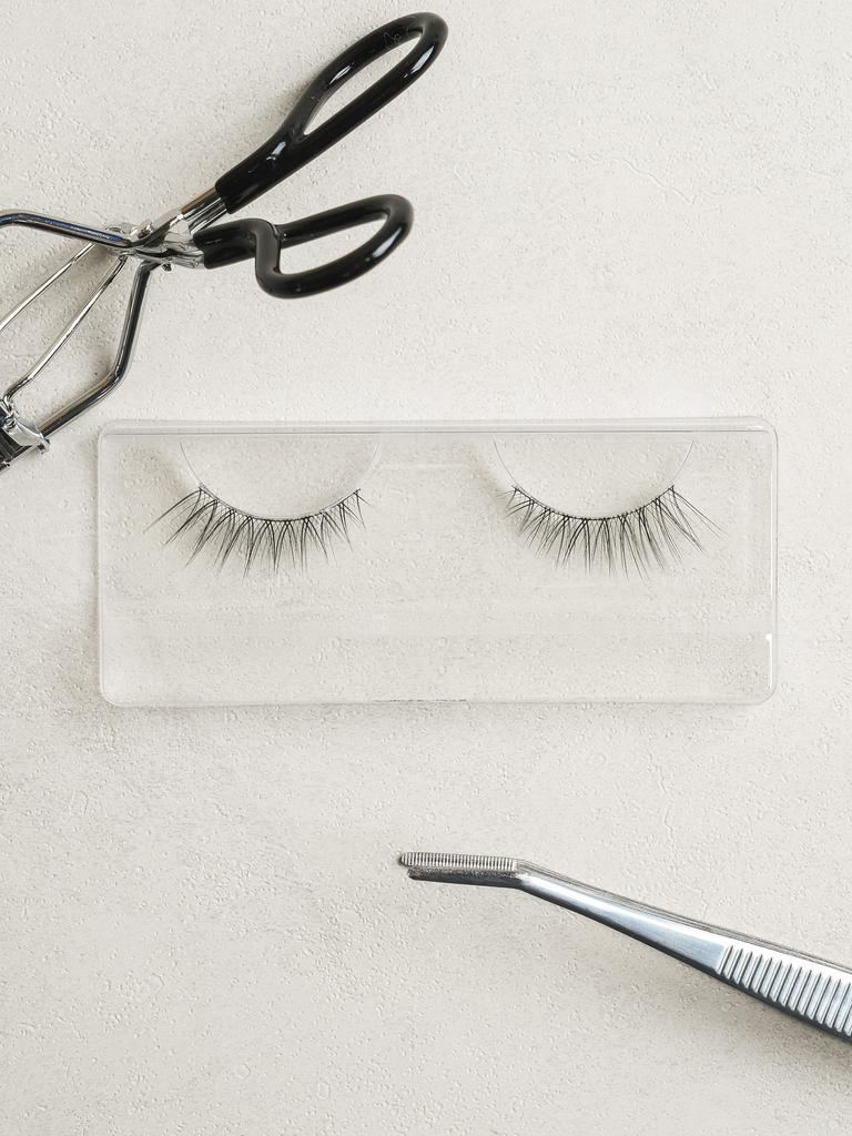 Natural Volume False Eyelashes - Meeting Style