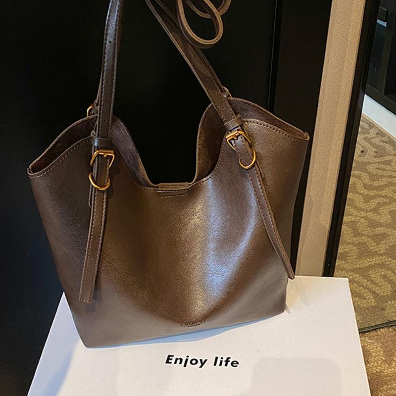 

Retro big bag 2025 new versatile high-end shoulder bag women s large-capacity fashion class commuter tote bag темно-коричневого кольору