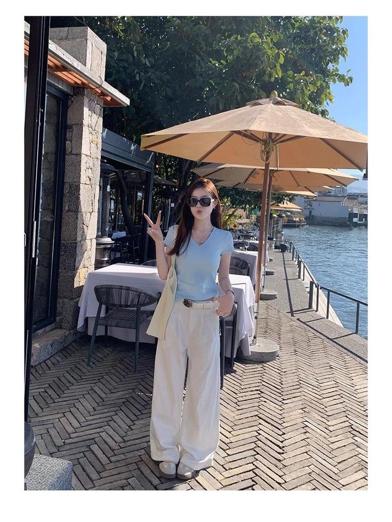 Black V-Neck Slim Fit Short-Sleeve T-Shirt for Women - Stylish Summer Top