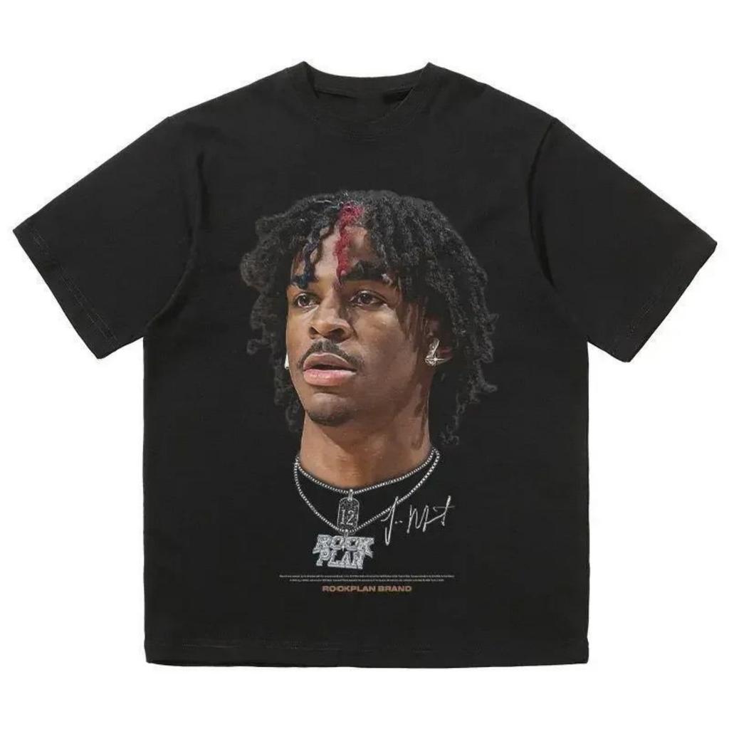 Hvězdný hráč Grizzlies, Ja Morant, měl na sobě americké tričko s potiskem se starou velkou hlavou a pánský top ve stylu streetwear.