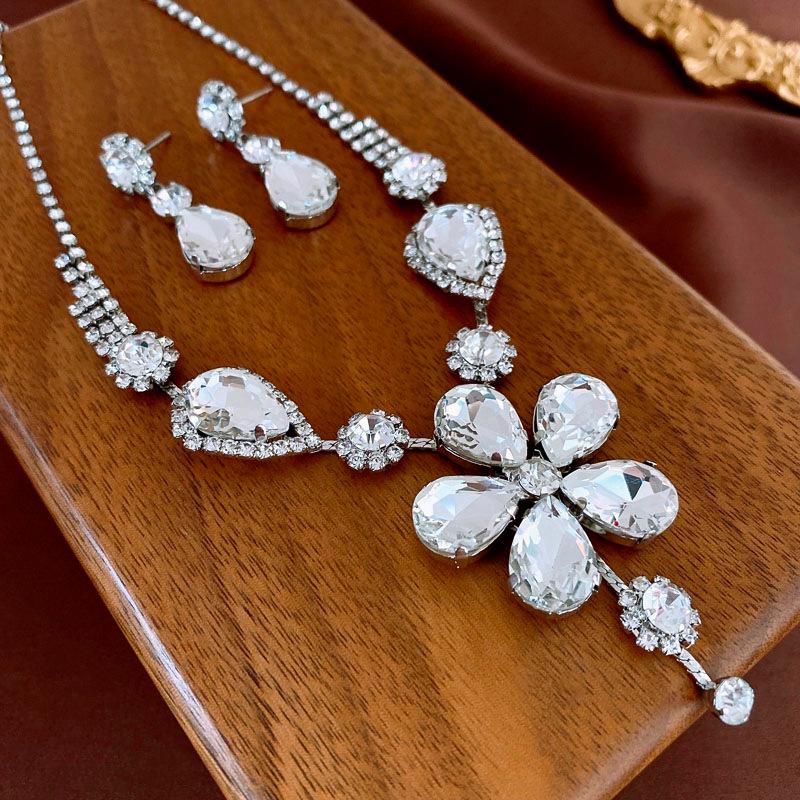 

Light Luxury Rhinestone Flower & Butterfly Teardrop Earrings and Necklace Set