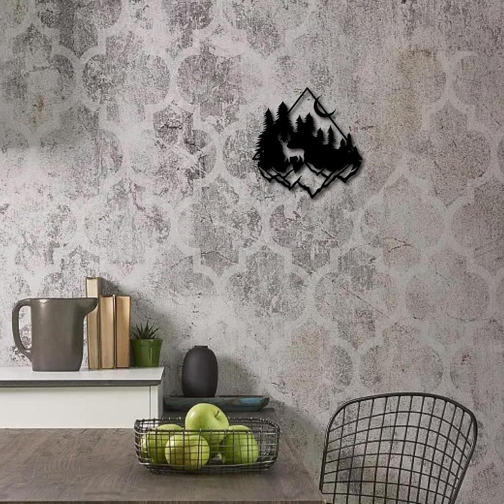 Schwarze Metall Wald Wandkunst Hirsch Kiefer Baum Skulptur Eisen Hängeschild für Haus Garten Balkon Dekor Außen 11,8x11,6 Zoll