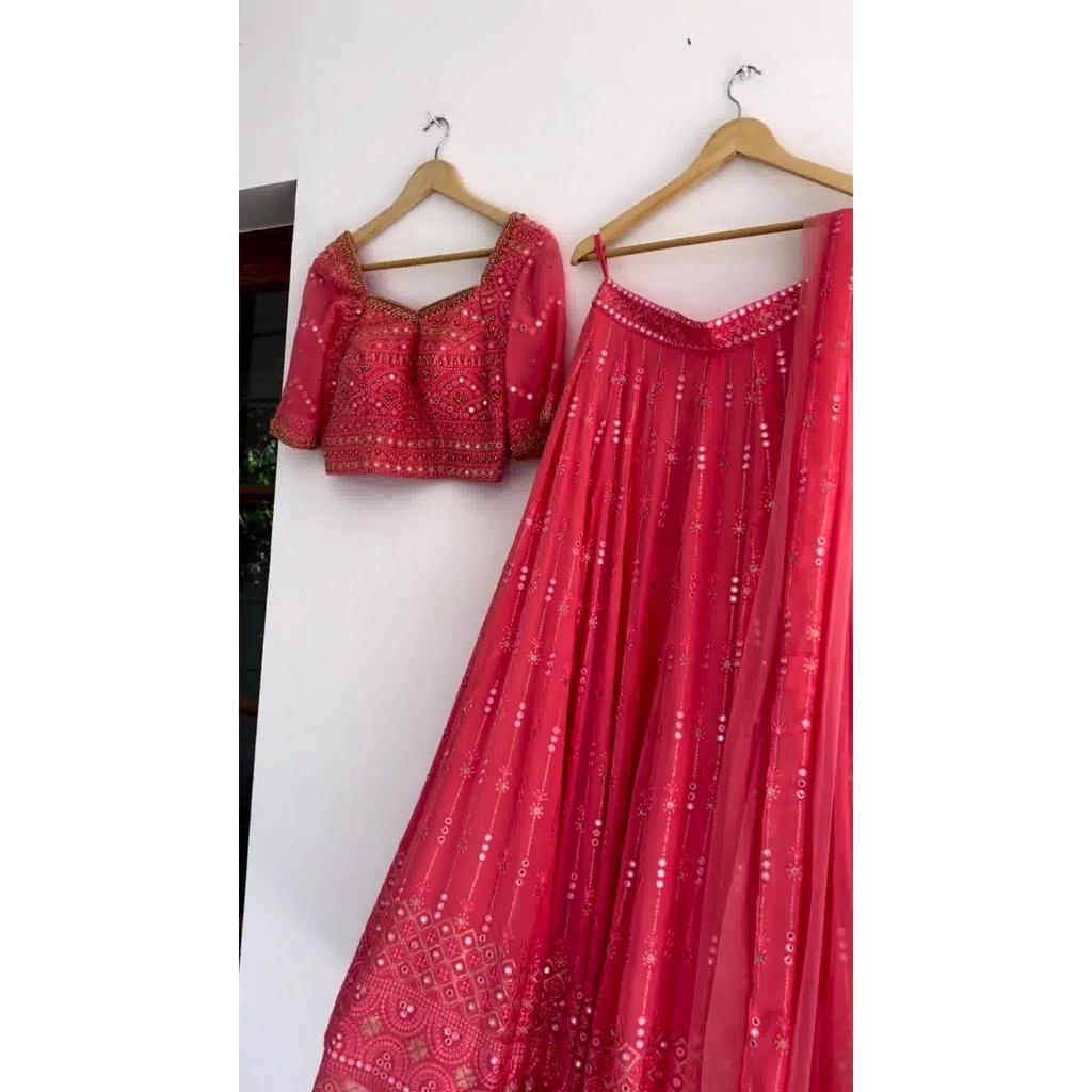 Neue attraktive und schöne Partykleidung aus Lehenga Choli aus Seide