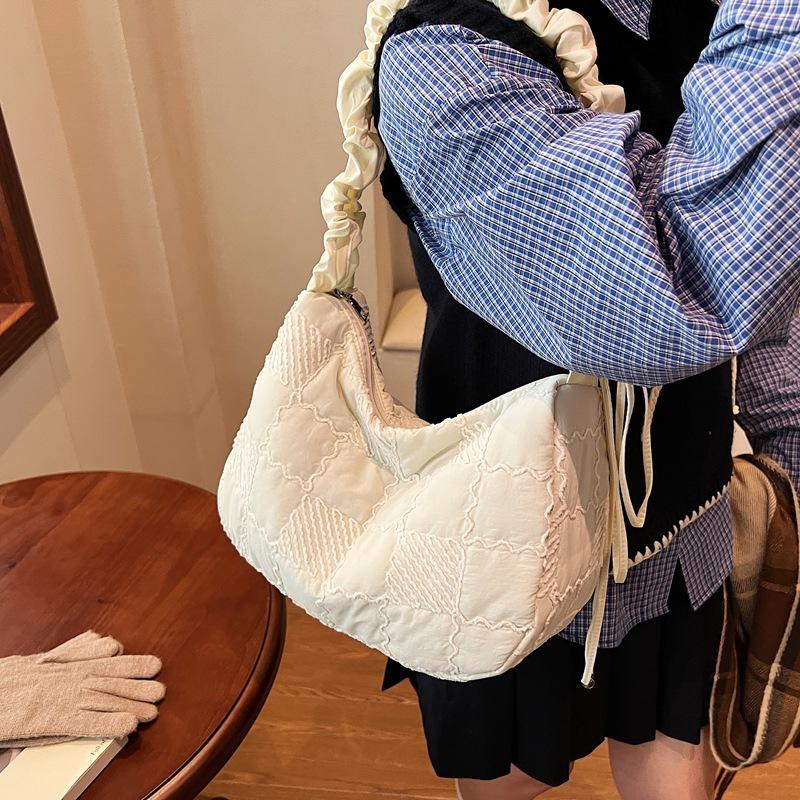 

Large capacity cotton clothing bag women s bag 2025 autumn and winter new foreign style student broadband shoulder bag fashion tote bag 33*12*22 белый