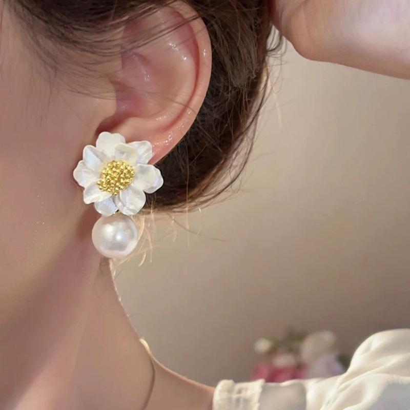 Thousands of Love Thousands of Flowers~ Two Wearing Method Pearl Flower Earrings Niche Design Sense High-end Stud Earrings Femininity Unique Earrings