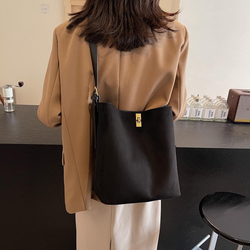 Autumn and winter high-end sense large-capacity tote bag bucket bag women's commuting large-capacity shoulder bag handbag