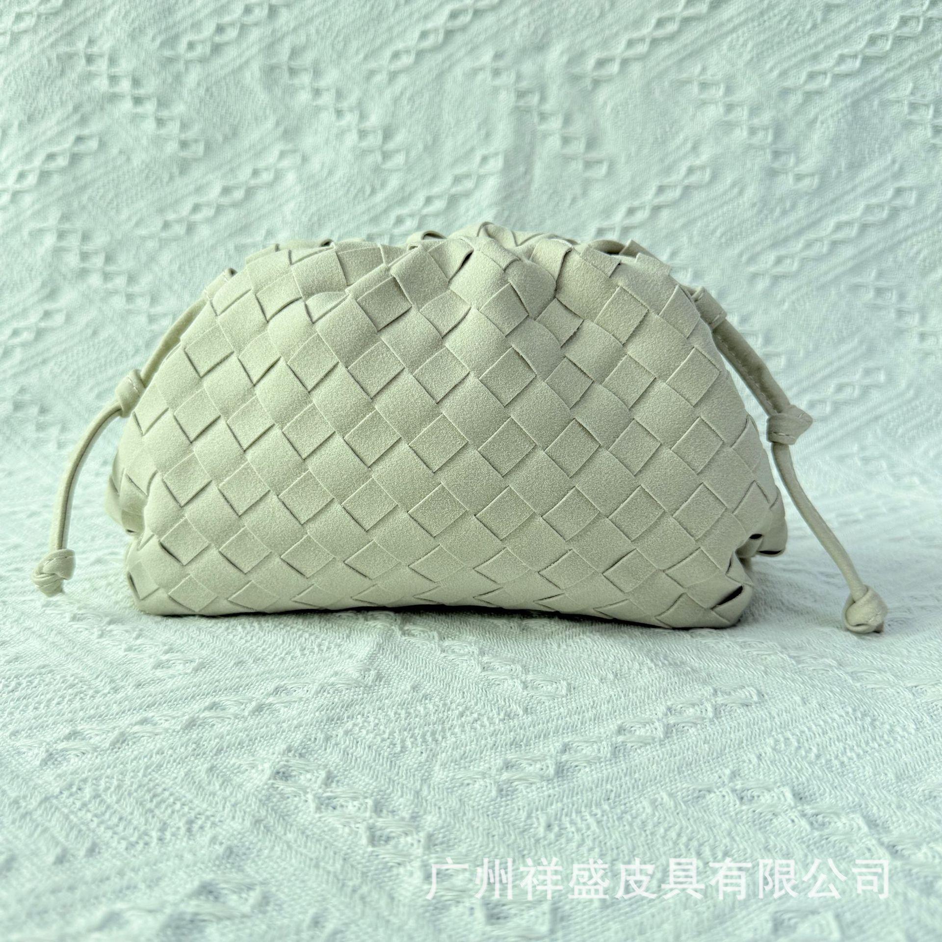 

Новая матовая плетеная сумка-облако ранней осени, осенне-зимняя сумка-мессенджер, сумка-тоут, сумка-пельмень 22*9*14cm бежевый