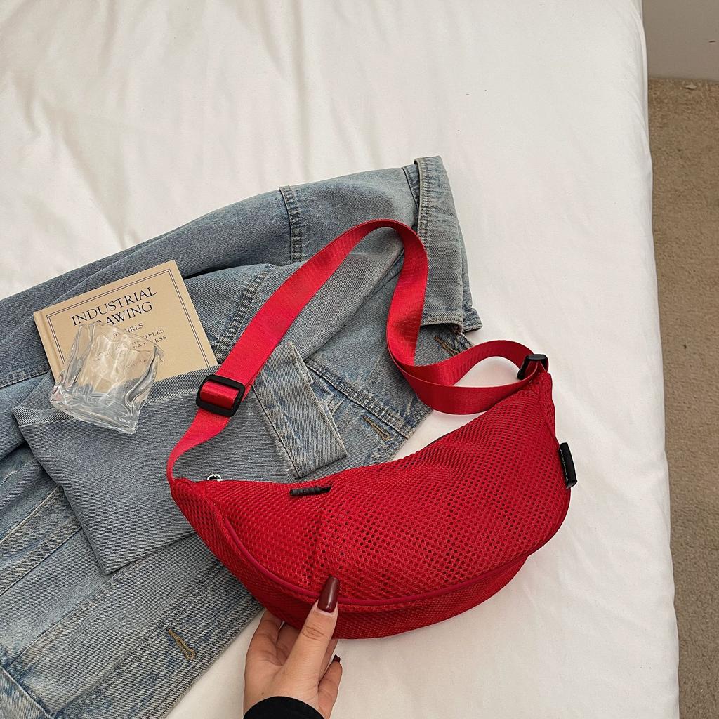 2026 new Japanese lightweight mesh dumpling bag, casual sports crossbody bag, women's niche fashi crescent shoulder bag