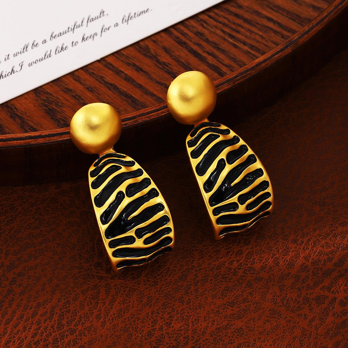 

Винтажные металлические серьги неправильной формы в форме капли с минималистичным ретро-дизайном чёрный