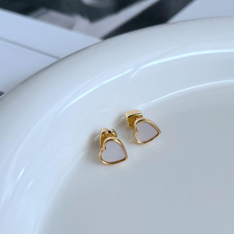 

Chic Luxury Heart Shell Metal Stud Earrings золотой