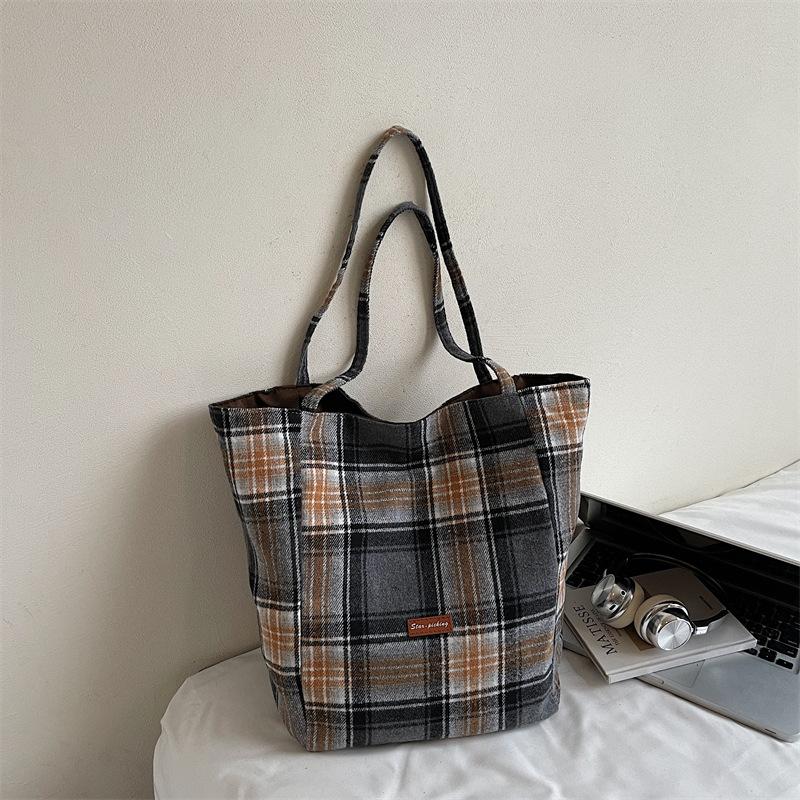 Autumn 2025 Retro Simple Texture Personalized Women's Shoulder Tote Bag Fashionable New Foreign Style Large-Capacity Bag