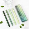 Dieses Matcha-Serie Gel-Stift-Set verfügt über gradientengrüne Schaftfarben, kombiniert mit einer transparenten vertikalen Verpackung.. Die Vier
