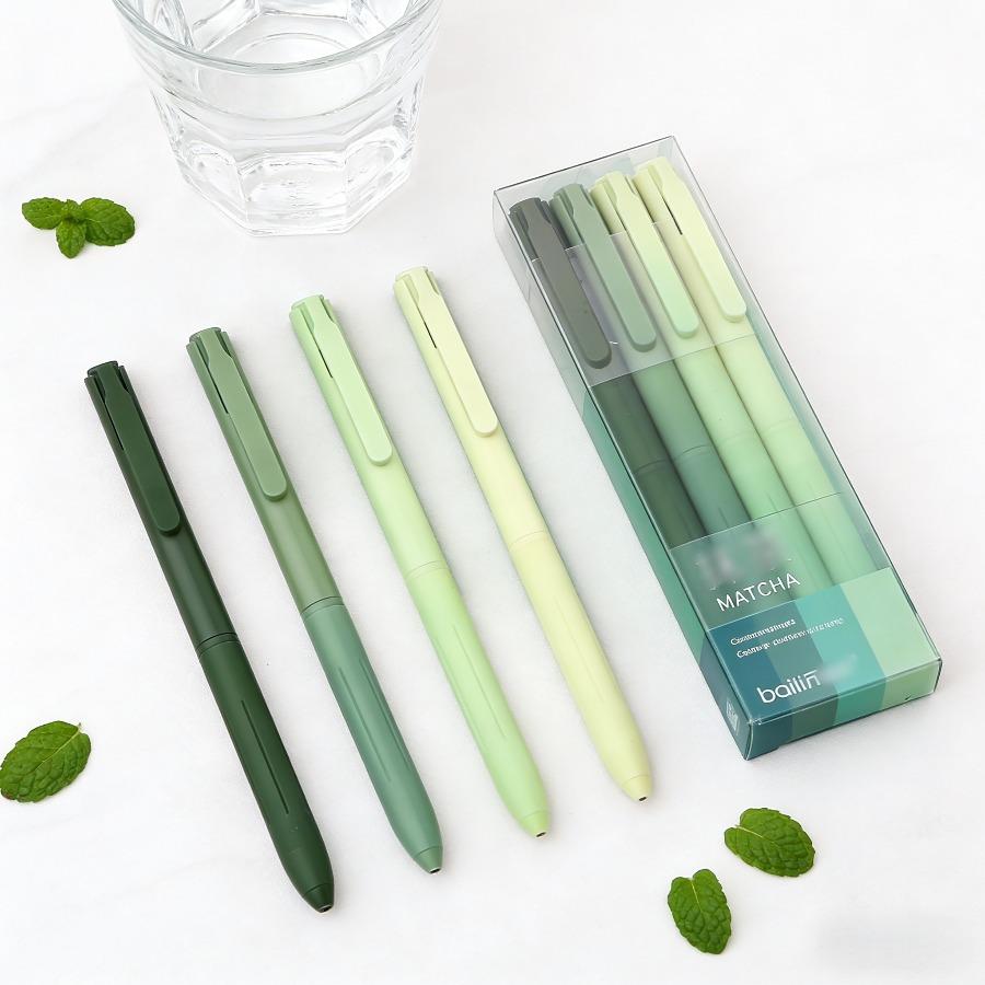 Dieses Matcha-Serie Gel-Stift-Set verfügt über gradientengrüne Schaftfarben, kombiniert mit einer transparenten vertikalen Verpackung.. Die Vier